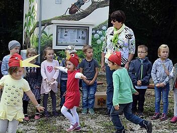 Die Kinder der Maintal-Kindertagesstätte Schönbrunn belebten die Feierstunde am Trafohäuschen in Vierzehnheiligen. Fotos: Andreas welz