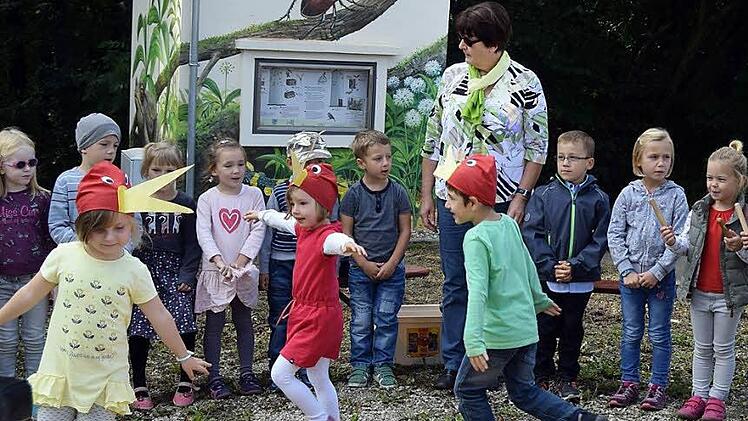 Die Kinder der Maintal-Kindertagesstätte Schönbrunn belebten die Feierstunde am Trafohäuschen in Vierzehnheiligen. Fotos: Andreas welz