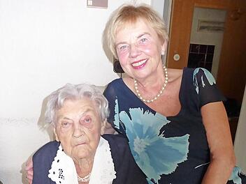 Jubilarin Maria Böttcher freut sich über Glückwünsche ihrer Tochter Inge. Foto: Heidi Amon