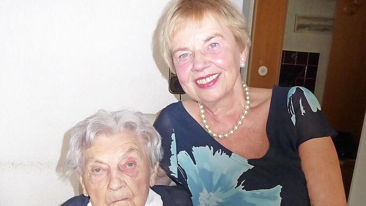 Jubilarin Maria Böttcher freut sich über Glückwünsche ihrer Tochter Inge. Foto: Heidi Amon