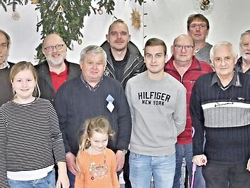 B&uuml;rgermeister Helmut Dietz (rechts) zeichnete als Schirmherr erfolgreiche Kleintierz&uuml;chter aus. Das Foto zeigt von links Martin Zier, Karl-Heinz Stahl, Vorsitzender KTZV Gro&szlig;heirath, Tabea Trapper, Helmut Schmidt und Hubert Schineller, Erster und Zweiter Vorsitzender des KTZV Untermerzbach, Lioba H&ouml;hn, Christian Schmidt, Julian Aman, Dieter B&ouml;hm, Thomas H&ouml;hn, Otmar Pitschka und Klaus Fischer. Foto: Helmut Will