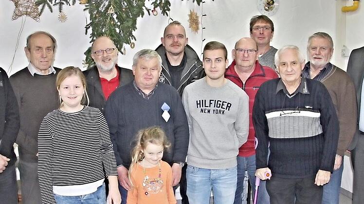 B&uuml;rgermeister Helmut Dietz (rechts) zeichnete als Schirmherr erfolgreiche Kleintierz&uuml;chter aus. Das Foto zeigt von links Martin Zier, Karl-Heinz Stahl, Vorsitzender KTZV Gro&szlig;heirath, Tabea Trapper, Helmut Schmidt und Hubert Schineller, Erster und Zweiter Vorsitzender des KTZV Untermerzbach, Lioba H&ouml;hn, Christian Schmidt, Julian Aman, Dieter B&ouml;hm, Thomas H&ouml;hn, Otmar Pitschka und Klaus Fischer. Foto: Helmut Will