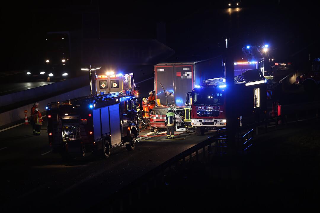 Tödlicher Unfall auf A9: Auto kracht in Lkw