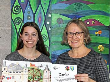 Die Gewinnerin des Malwettbewerbs anlässlich der 50-jährigen Städtepartnerschaft zwischen Ebermannstadt und Chantonnay, Katharina Bezold (links), mit Katja Metschnabl vom Freundeskreis Fotos: privat