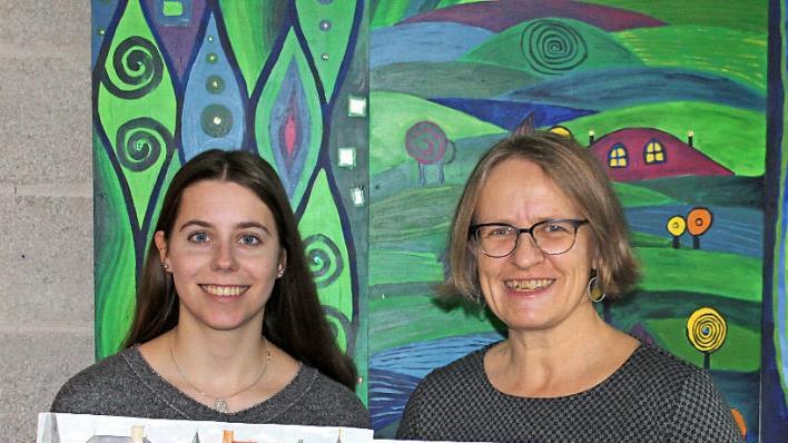 Die Gewinnerin des Malwettbewerbs anlässlich der 50-jährigen Städtepartnerschaft zwischen Ebermannstadt und Chantonnay, Katharina Bezold (links), mit Katja Metschnabl vom Freundeskreis Fotos: privat