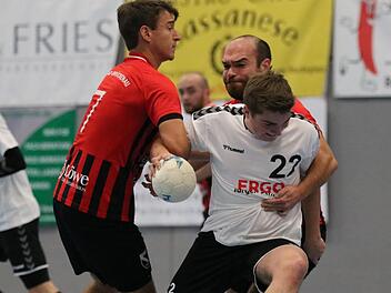 Mit vereinten Kräften: Simon Weiner (links) und Jan Markovics vom FC Bad Brückenau stoppen Niklas Hammer vom TSV Rödelsee. Christian Karl braucht deshalb nicht einzugreifen. Foto: Sebastian Schmitt