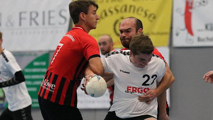 Mit vereinten Kräften: Simon Weiner (links) und Jan Markovics vom FC Bad Brückenau stoppen Niklas Hammer vom TSV Rödelsee. Christian Karl braucht deshalb nicht einzugreifen. Foto: Sebastian Schmitt