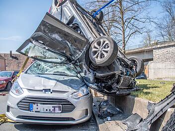 Spektakul&auml;res Unfallbild: Auto landet kopf&uuml;ber auf Fahrzeugdach