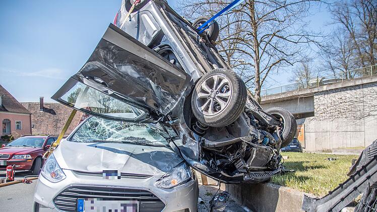Spektakul&auml;res Unfallbild: Auto landet kopf&uuml;ber auf Fahrzeugdach