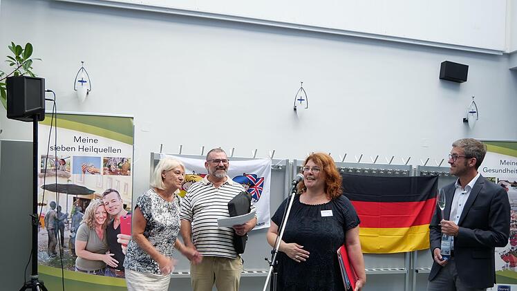 Die Vorsitzende des Bad Brückenauer Städtepartnerschaftsvereins, Barbara Glanc, begrüßt die jüngst eingetroffenen Gäste, flankiert von Sylvia Awberry, Christian Prévot und Jochen Vogel.