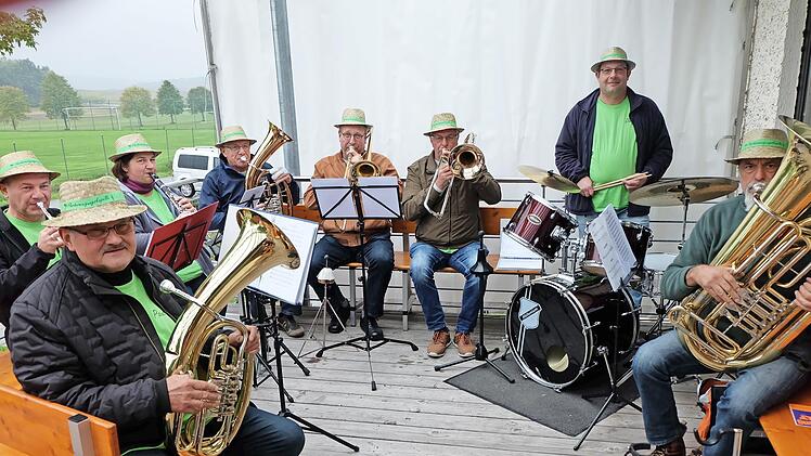 Die Musikanten der Flurbereinigungskapelle spielten bei den Fränkischen Tagen in Thundorf: (von links) Paul Geier, Gunnar Grünewald, Stefanie Büchner, Heribert Rink, Stefan Meister, Peter Saal, Dieter Büchner und Albrecht Knötig.
