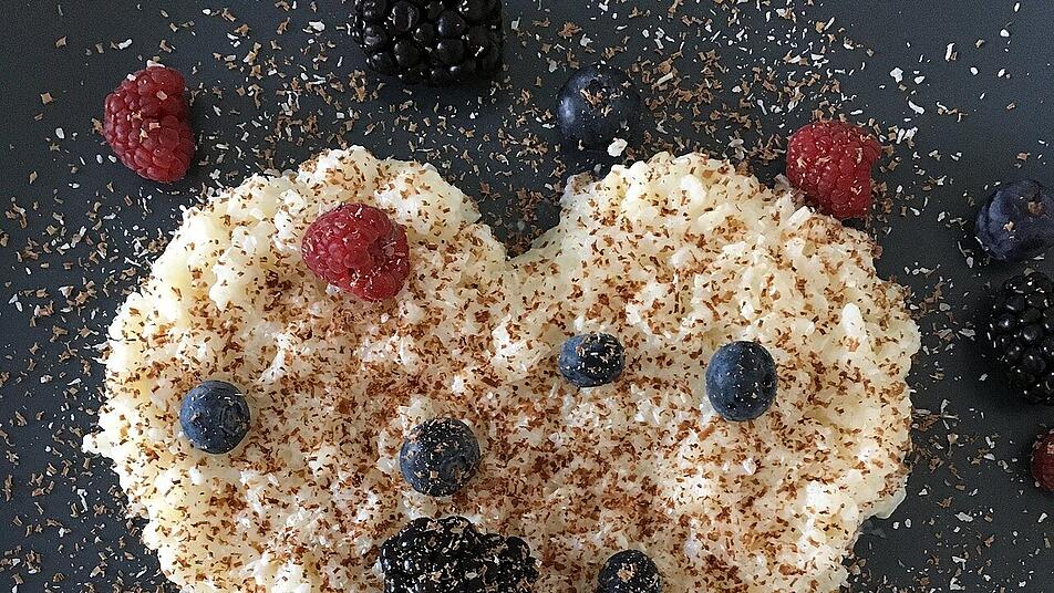 Apfel-Zimt-Milchreis: Die leckere Süßspeise lässt sich z.B. mit Beeren toll auf dem Teller anrichten. Apfel-Zimt-Milchreis: Die leckere Süßspeise lässt sich z.B. mit Beeren toll auf dem Teller anrichten.