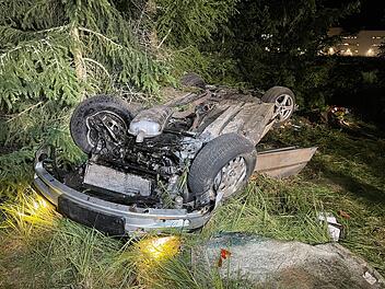 Auto f&auml;hrt auf Kreisverkehr auf und hebt ab: BMW fliegt 75 Meter durch die Luft