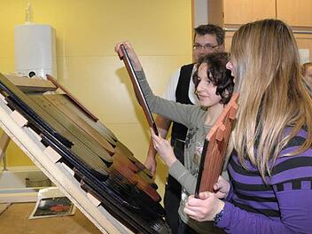 Dass auch Mädels handwerklich begabt sind, zeigen von links Jürgen Lehner, Vanessa Müller und Eileen Winkelmann.  Fotos: Roland Meister