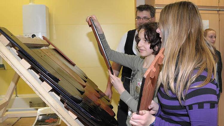 Dass auch Mädels handwerklich begabt sind, zeigen von links Jürgen Lehner, Vanessa Müller und Eileen Winkelmann.  Fotos: Roland Meister