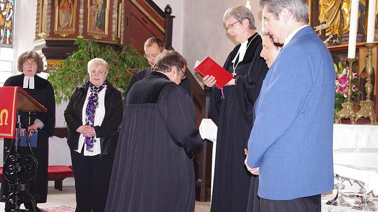 Dekanin Dorothea Richter (3. v.r.) führte Pfarrer Michael Foltin in sein neues Amt ein. Foto: Heike Schülein