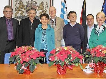 Ehrungen gab es für 40 Jahre Tätigkeit im Schuldienst. Das Bild zeigt, von links, Schulamtsdirektor Uwe Dörfer, Wilfried Holzmann, Hartmut Fleischmann, Otto Böhnlein, Personalratsvorsitzenden Reinhard Horn und Emilie Raab.  Foto: Rainer Glissnik