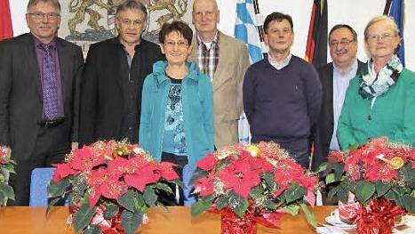 Ehrungen gab es für 40 Jahre Tätigkeit im Schuldienst. Das Bild zeigt, von links, Schulamtsdirektor Uwe Dörfer, Wilfried Holzmann, Hartmut Fleischmann, Otto Böhnlein, Personalratsvorsitzenden Reinhard Horn und Emilie Raab.  Foto: Rainer Glissnik