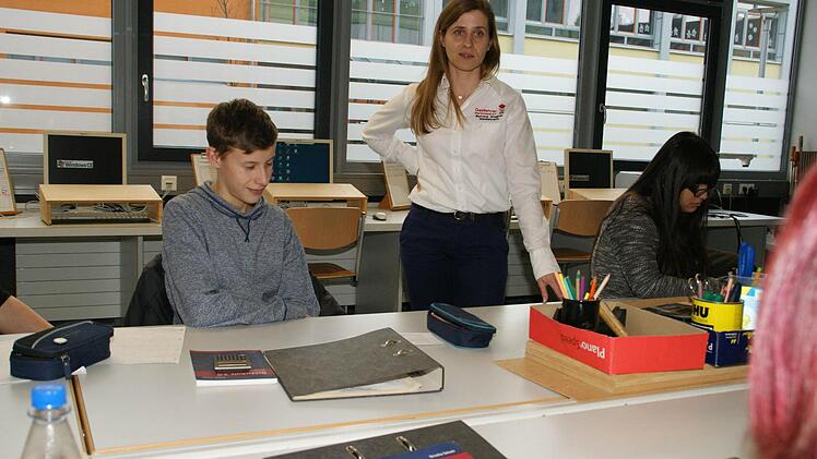 Geldlehrerin Bettina Wegner vermittelt den Schülerinnen und Schülern praktisches Wissen rund ums Geld. "Geldschule 3.0 - was Ihnen in Schule, Berufsausbildung und Universität nicht gesagt wurde" heißt das dazugehörige Lehrbuch (im Vordergrund).