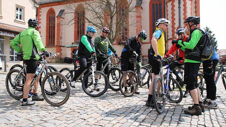 Die Mountainbike-Gruppe trifft sich am Marktplatz in Hofheim.