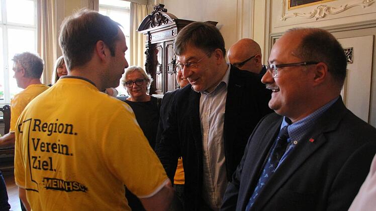 Stadtratsmitglieder und BLSV-Kreisvorsitzender Jürgen Rückert als Empfangskomitee.