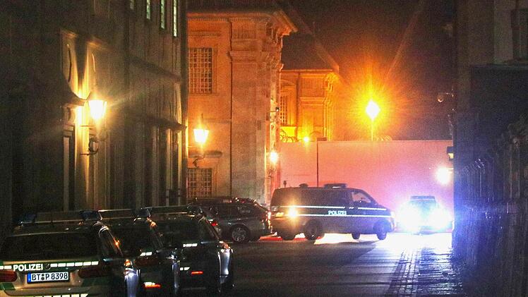 Eine angezündete Matratze und Duschen unter Wasser: Häftlinge der JVA Ebrach haben den Aufstand geprobt. Der Aufruhr wurde unblutig beendet. Foto: News5 / Merzbach/NEWS5/dpa