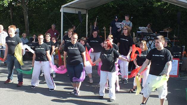 Die Tanzgruppe der Aurach-Werkstatt, "Die wilden H&uuml;hner", bekam viel Applaus f&uuml;r ihren Auftritt. Foto: Manfred Welker