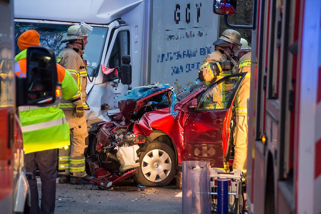 Fürth: Schwerer Unfall - Feuerwehr muss Frau befreien