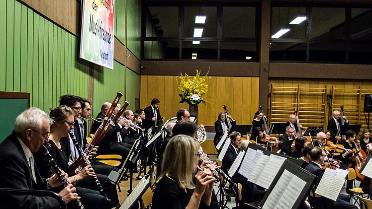 Das Orchester der Musikfreunde Neustadt unter Leitung von Hans Stähli beeindruckte mit seinem Sinfoniekonzert in der Mehrzweckhalle Heubischer Straße.Foto: Jochen Berger