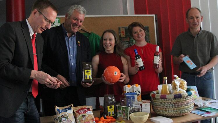 Am 8. Mai bei der Fairtrade-Auftaktveranstaltung in Ebern: Realschulrektor Hartmut Weis, Bürgermeister Jürgen Hennemann, Eine-Welt-Regionalpromoterin Shiloe Mokay-Rinke, Stadtsprecherin Johanna Eckert und Peter Ruppert vom Verein "Eine Welt" Ebern (von links). Fotos: Andreas Lösch