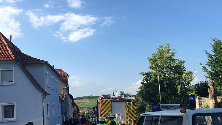 In Folge einer Verpuffung ist am Montagabend ein Haus im Kreis Main-Spessart eingestürzt. Vier Menschen wurden verletzt - ein Mann davon schwer. Foto: NEWS5/Höfig