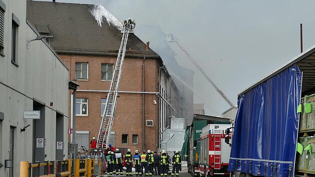 Insgesamt 80 Feuerwehrleute waren am Mittwoch beim Gro&szlig;einsatz in N&uuml;rnberg vor Ort. Der Dachstuhl eines Firmengeb&auml;udes brannte. Foto: News5 / O&szlig;wald