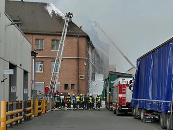 Insgesamt 80 Feuerwehrleute waren am Mittwoch beim Großeinsatz in Nürnberg vor Ort. Der Dachstuhl eines Firmengebäudes brannte. Foto: News5 / Oßwald