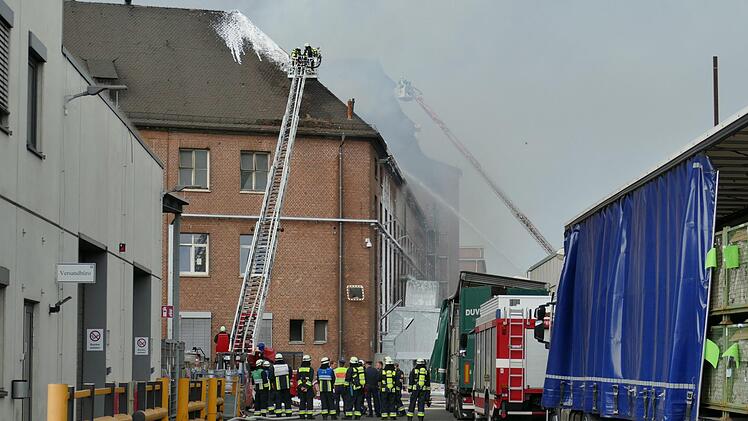 Insgesamt 80 Feuerwehrleute waren am Mittwoch beim Großeinsatz in Nürnberg vor Ort. Der Dachstuhl eines Firmengebäudes brannte. Foto: News5 / Oßwald