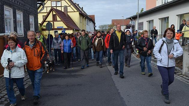 Nach der Er&ouml;ffnung starteten rund 250 Wanderer auf die Tour. Foto: Gabi Bertram
