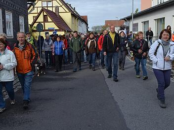 Nach der Eröffnung starteten rund 250 Wanderer auf die Tour. Foto: Gabi Bertram