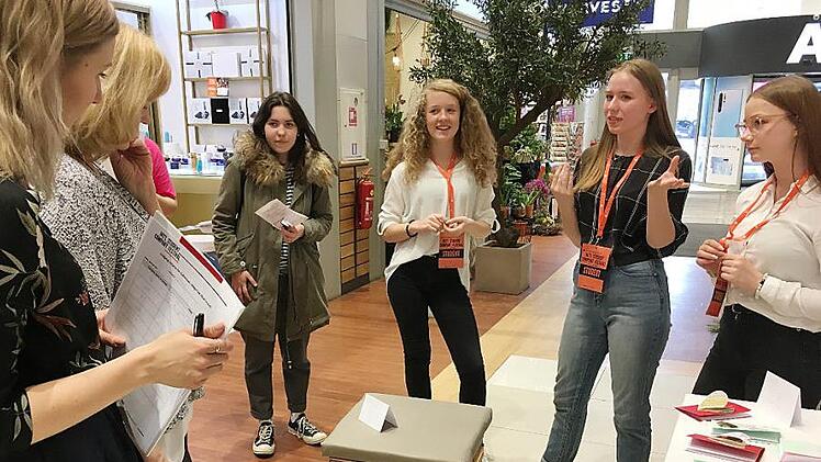 Hier mussten (von rechts) Maja Ernst, Nora Diem und Laura Postler der Jury über ihre Geschäftsidee Rede und Antwort stehen. Foto: EBRG