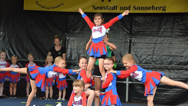 Bei den "Fireflies", den Nachwuchs-Cheerleaders des FC Haarbrücken, ist die Freude groß: Sie zeigen ihr Können das erste Mal auf der großen Bühne.
