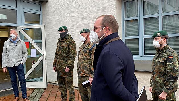 Im Dezember 2020 bekam das Coburger Gesundheitsamt Unterst&uuml;tzung durch die Bundeswehr. Landrat Sebastian Straubel begr&uuml;&szlig;te die Soldaten.