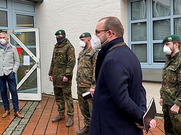 Im Dezember 2020 bekam das Coburger Gesundheitsamt Unterstützung durch die Bundeswehr. Landrat Sebastian Straubel begrüßte die Soldaten.