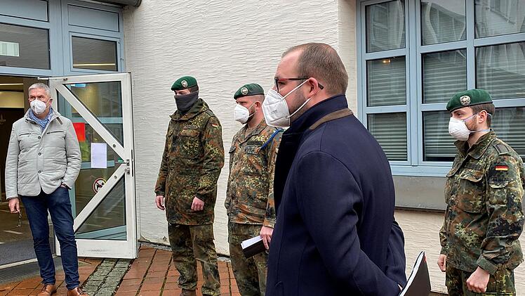 Im Dezember 2020 bekam das Coburger Gesundheitsamt Unterstützung durch die Bundeswehr. Landrat Sebastian Straubel begrüßte die Soldaten.