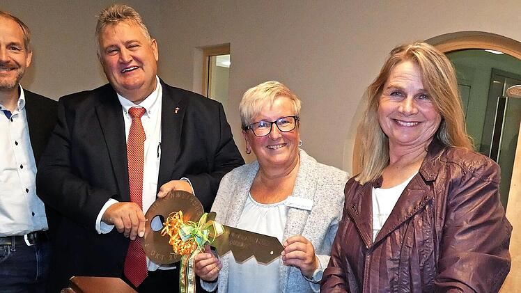 Den Schlüssel übergaben symbolisch (von links) stellvertretender Landrat Jörg Kunstmann und Bürgermeister Gerhard Schneider an Kita-Leiterin Gerlinde Becke. Rechts Architektin Gitta Kestel.