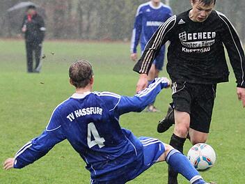 Max Witchen (rechts) und seine Krumer Mannschaftskameraden kämpfen um den Aufstieg in die Bezirksliga.