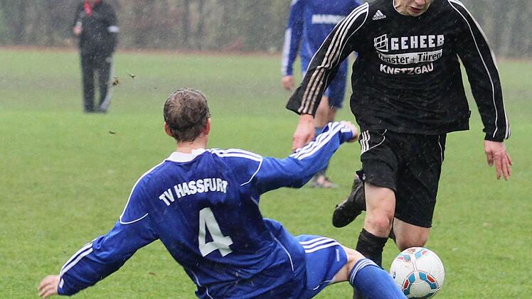 Max Witchen (rechts) und seine Krumer Mannschaftskameraden kämpfen um den Aufstieg in die Bezirksliga.