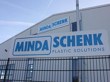 Diese Firmenschilder an dem Fabrikgebäude in Hemhofen werden wohl nicht mehr lange hängen. Foto: Sabine Herteux