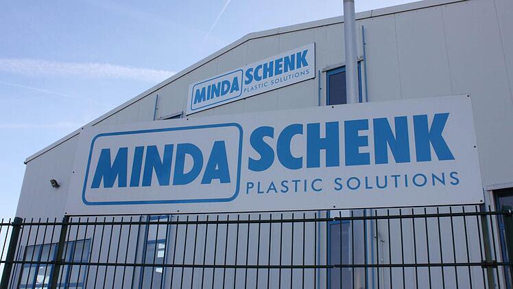 Diese Firmenschilder an dem Fabrikgebäude in Hemhofen werden wohl nicht mehr lange hängen. Foto: Sabine Herteux