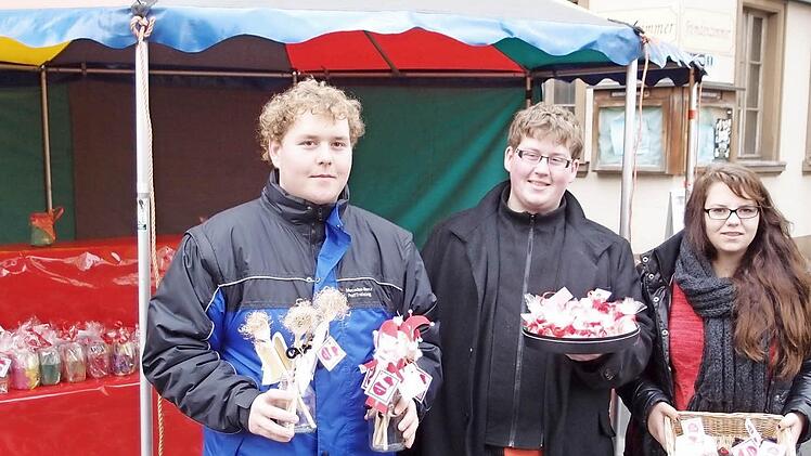 Philipp Kiesel, Tobias Hegemann und Kimberly Parente vom Jugendbeirat Bad Kissingen sammelten für Kinder und Jugendliche. Foto: Klaus Werner