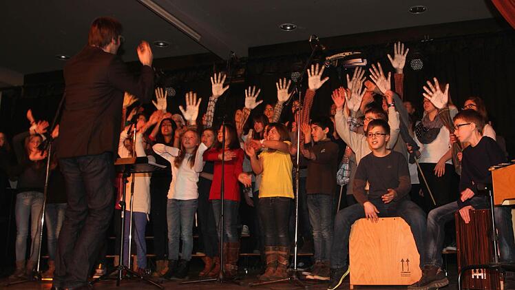 Der Chor der Realschule sang Titel wie "ich will fliegen" und "Major Heckl".