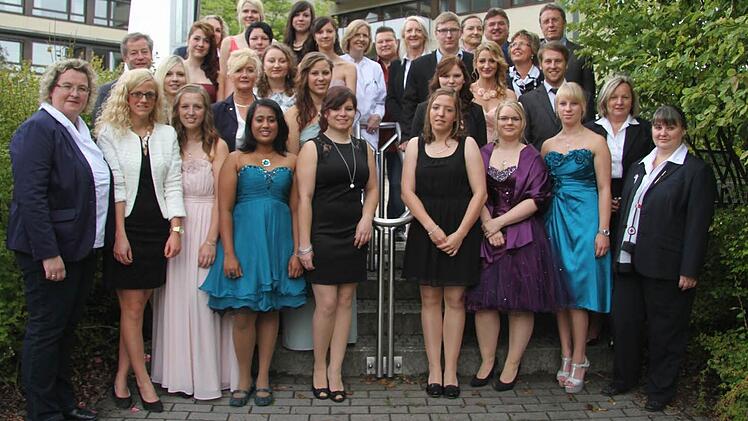 Insgesamt 21 Prüflinge haben das Examen bestanden und kamen auf einen Gesamtdurchschnitt von 2,35.