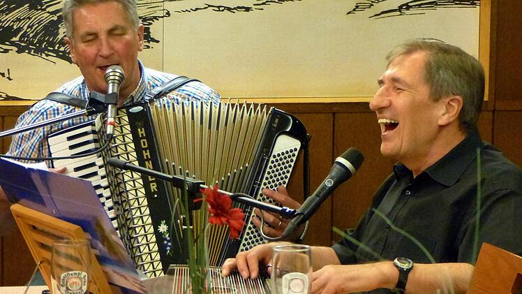 Wiener Lieder spielten der Vorsitzende der Musikfreunde Obermain, Rainer Batz (links), und Berthold Ganzleben beim "Freien Musizieren" im Trebgaster Landgasthof Friedrich. Foto: Dieter Hübner